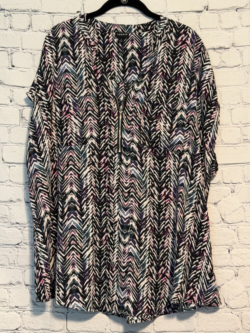 Torrid Sleeveless Blouse Size 2 (18/20) Chevron Print Zip Front
